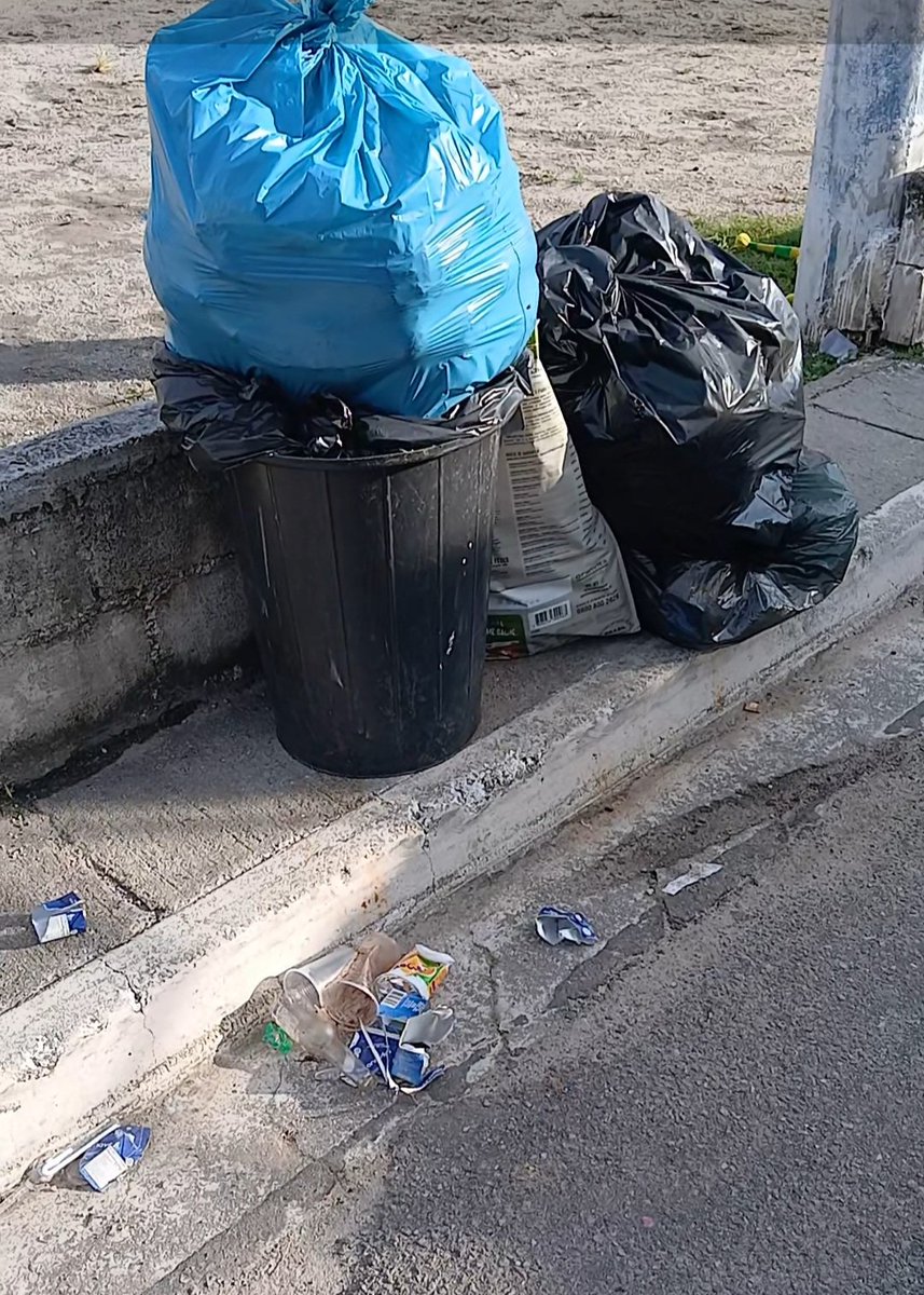 LuJack_'s tweet photo. #alosaogoncalo A coleta de lixo tirou férias e não avisou a ninguém ou é impressão minha? Há duas semanas irregular! @PrefeituraSGRJ https://t.co/u2r3TBipnt