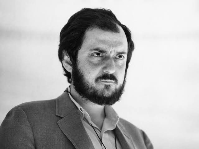 reto_space1's tweet photo. كيوبرك وتولستوي
سكورسيزي ودوستويفسكي 

لا شك أن الحديث عن ستانلي كيوبرك ومارتن سكورسيزي يفتح بابًا لمقارنة عميقة بين اثنين من أعظم مخرجي السينما، لكنهما يختلفان في الأثر والرؤية. كيوبرك يُعتبر مهندسًا سينمائيًا يقدم رؤى مجردة وشمولية تسبر أغوار الظواهر الكبرى، بينما سكورسيزي يُعد راويًا إنسانيًا يعكس هشاشة النفس البشرية وطموحها وصراعاتها، مما يجعل المقارنة بينهما أشبه بمقارنة تولستوي ودوستويفسكي في الأدب.

تأثير كيوبرك على السينما وسكورسيزي على الصُنّاع

كيوبرك كان مخرجًا يبتكر السينما من جديد مع كل ��يلم. تأثيره كان على الصناعة ذاتها، من حيث تطويع التقنية في خدمة الرؤية الفنية. مثلًا، استخدامه العدسات المعدلة في Barry Lyndon لتصوير المشاهد بضوء الشموع فقط أو استغلاله الموسيقى الكلاسيكية في 2001: A Space Odyssey لصنع تواصل بصري وسمعي عميق. أفلامه تمثل تحديًا فلسفيًا، يضع المشاهد في مواجهة أسئلة لا إجابات لها: من أين يأتي الشر؟ هل الأخلاق مجرد نتاج للظروف الاجتماعية؟ وكيف يُمكن أن تكون الإنسانية مزيجًا من السمو والانحطاط؟

سكورسيزي، بالمقابل، لم يسعَ لتغيير التقنية بقدر ما ركز على تغيير فهم الجمهور للسينما كوسيط إنساني. تأثيره على المخرجين الشباب كان ملهمًا بفضل أسلوبه الذي يمزج بين الصدق والواقعية مع الاحتفاء بالتفاصيل الصغيرة في حياة شخ��ياته. أفلامه كـ Mean Streets وThe Wolf of Wall Street جعلت السينما منصة لاستكشاف الصراعات الأخلاقية والروحية للأفراد، وكيف يتصارع الإنسان مع نفسه في مواجهة مغريات السلطة أو الفساد أو الإيمان.

المقارنة الأدبية: تولستوي وكيوبرك ضد دوستويفسكي وسكورسيزي

أفلام كيوبرك تُشبه أعمال تولستوي في شموليتها وطرحها الواسع للمجتمع والظواهر الكبرى. مثلما تناول تولستوي التطورات الاجتماعية والسياسية في الحرب والسلام أو قدم رؤية فلسفية عميقة عن الأخلاقيات والحب في آنا كارنينا، نجد كيوبرك يعرض قضايا عالمية في إطار تجريدي. على سبيل المثال، فيلم Dr. Strangelove يُناقش الخوف من الدمار النووي بأ��لوب ساخر، بينما Full Metal Jacket يُظهر أثر الحرب على النفس البشرية، ولكن دائمًا من خلال عدسة شمولية تهدف إلى تحليل الظاهرة ككل.

في المقابل، نجد أن أعمال سكورسيزي تتماشى مع منهج دوستويفسكي في الغوص عميقًا في النفس البشرية. دوستويفسكي لم يكن معنيًا بتشريح المجتمع بقدر ما كان مهتمًا بتشريح الروح، بالصراعات الداخلية والخطايا الفردية التي تنعكس على الآخرين. كذلك سكورسيزي، الذي يضعنا دائمًا أمام شخصيات تعيش أزمات وجودية، مثل ترافيس بيكل في Taxi Driver الذي يتحول من إنسان عادي إلى رمز للعنف والاغتراب، أو هنري هيل في Goodfellas الذي يسقط في عالم الجريمة بسبب طموحه وشعوره بالاستحقاق.