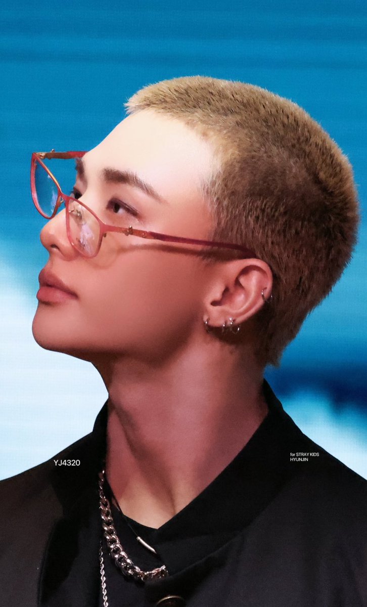 hyunies_lilac's tweet photo. You are telling me he is real? https://t.co/KE09r4ypms