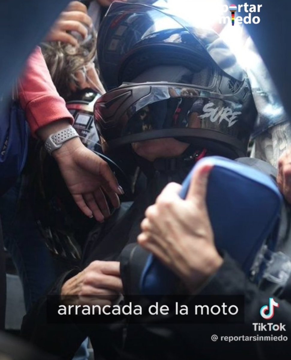 madeleintlSUR's tweet photo. Como siempre la oposición niega lo que está súper comprobado con hechos. 

Se atreve a decir que la detención del motorizado es un montaje porque apareció la cartera azul de María Corina Machado entre las cosas del hombre hoy detenido. 

Ahora observen con detención la foto de María Corina Machado en la moto con la cartera azul y luego la cartera en el morral del motorizado, Roalmi Alberto Cabeza Cedeño.