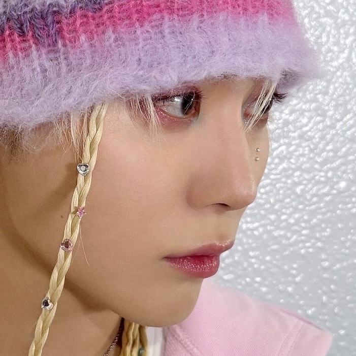 bskfav's tweet image. love when a pretty boy knows they're pretty