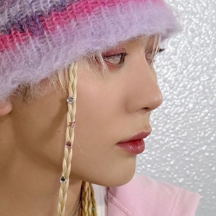 bskfav's tweet image. love when a pretty boy knows they're pretty