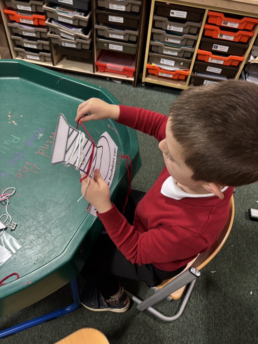 Tracing unicorns and winding up our bobbins! 🧵 🦄 🏴󠁧󠁢󠁳󠁣󠁴󠁿 Lego master builders creating Glasgow landmarks too! <a href="/StTeresasPS/">St. Teresa's Primary</a> <a href="/PPGlasgow/">Play Pedagogy</a>