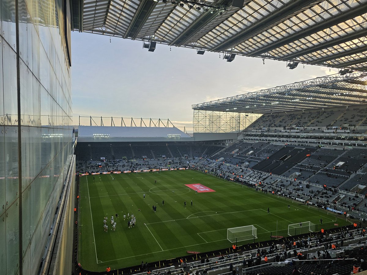 Slondoner's tweet image. What a day supporting @bromleyfc in Newcastle yesterday. So proud of everyone, and the team allowed us a while to dream. A day to live forever in the memories of all of us 🤍🖤🤍#WeAreBromley