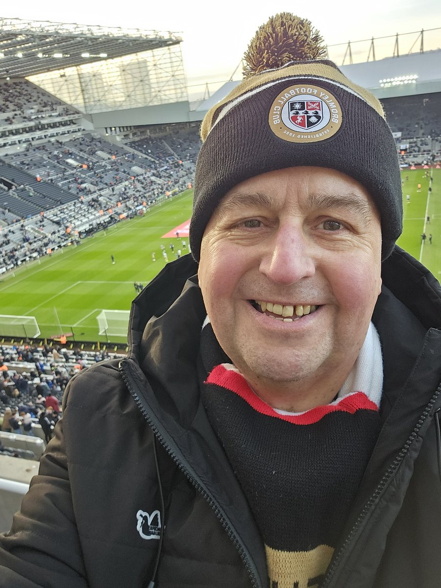 Slondoner's tweet image. What a day supporting @bromleyfc in Newcastle yesterday. So proud of everyone, and the team allowed us a while to dream. A day to live forever in the memories of all of us 🤍🖤🤍#WeAreBromley
