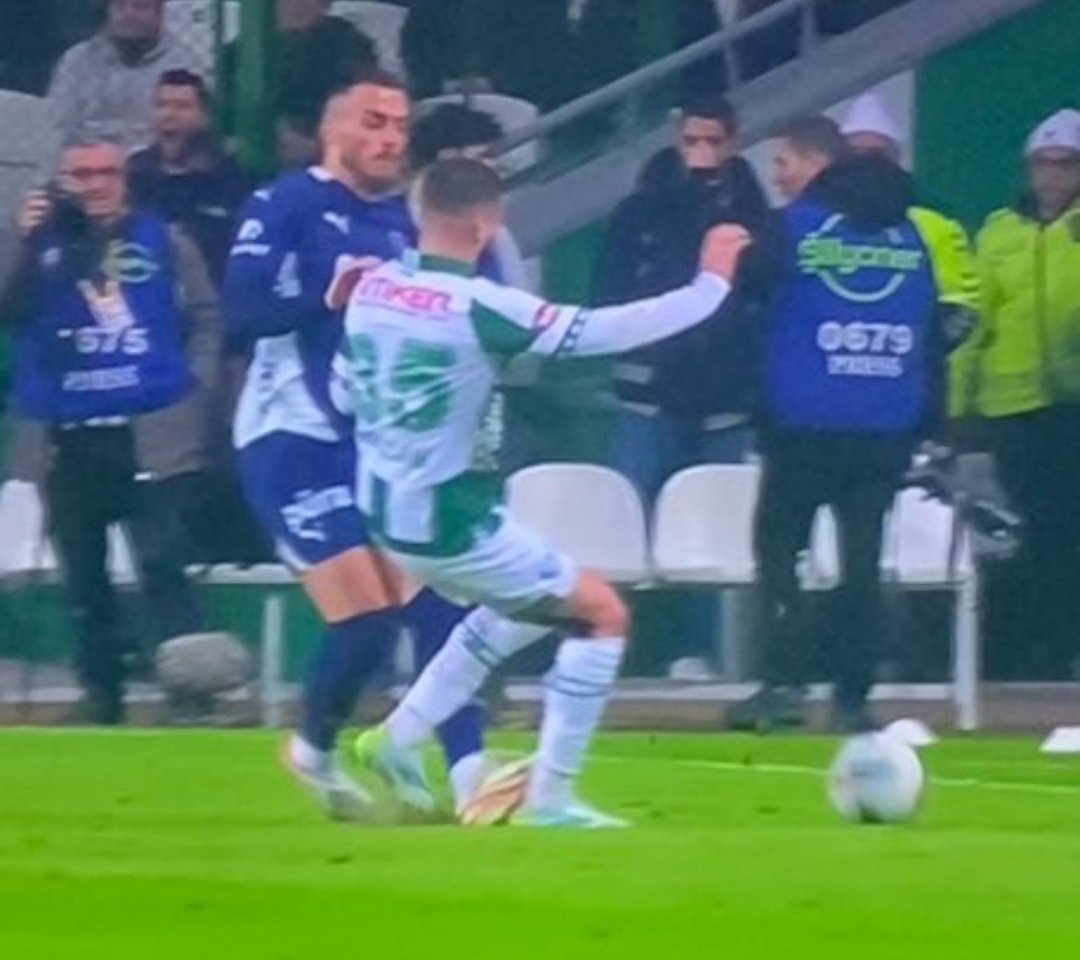 Haramzadeler Hakem Direnç Tonusluoğlu sayesinde hiç utanmadan 3 puanı alacak

Verilmeyen Penaltıyı mı söyleyelim Kırmızı kartlarımı Maç sonu utanmadan birde Acun ağlar tüm Türkiye Yapı kim gördü 

Konyaspor - Fenerbahçe 
#KONvFB
#ŞikecileriKollayanVAR
x.com/FutbolArsiv/st…