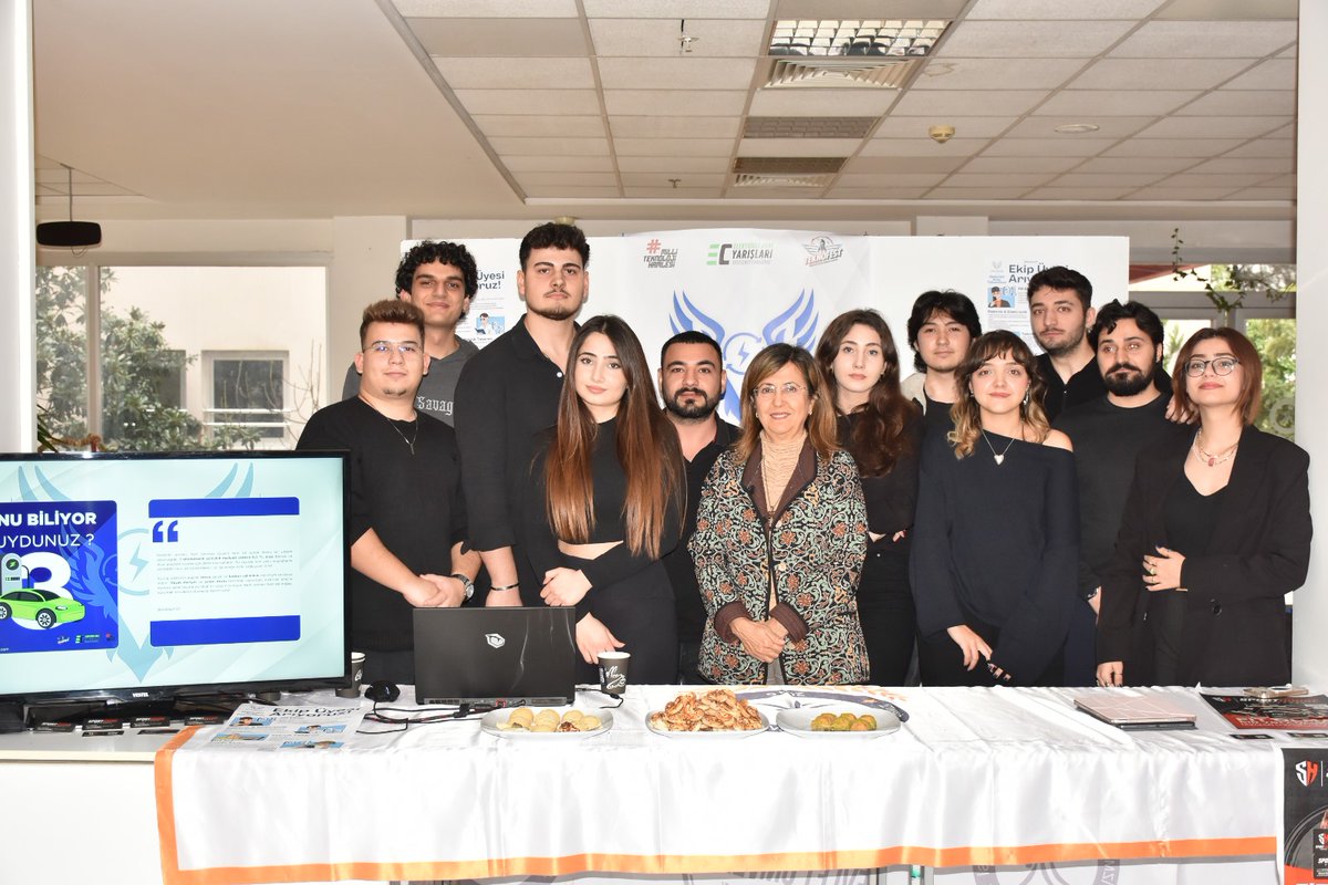 izmirdemokrasi1's tweet photo. İzmir Demokrasi Üniversitesi Robotik Topluluğu ATA TEAM'in standını ziyaret eden Rektör Tunçsiper, öğrencilerle bir süre sohbet ederek çalışmaları ve hedefleri hakkında bilgi aldı.
@tbedriye1
#ATATEAM
#GelecekBurada
#TEKNOFEST
#EfficiencyChallange
#İzmirdemokrasiüniversitesi https://t.co/aA079bOHDX