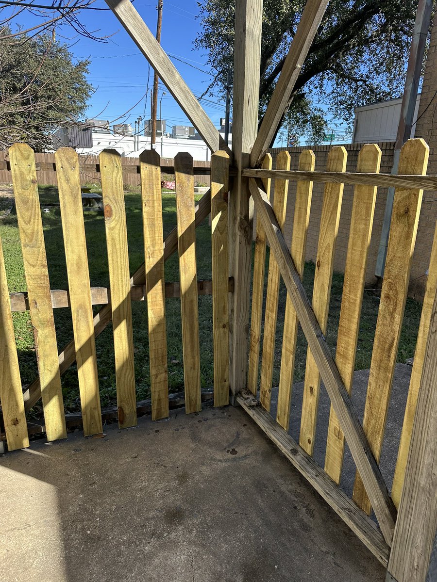 mason_oz's tweet photo. Another 2nd Saturday success at sunrise homeless center. Defrosted a fridge and stained a fence. 2 hours went by quick! https://t.co/9qwGRubb2T