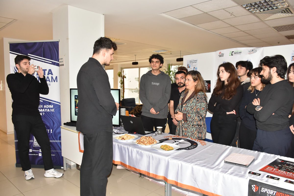 izmirdemokrasi1's tweet photo. İzmir Demokrasi Üniversitesi Robotik Topluluğu ATA TEAM'in standını ziyaret eden Rektör Tunçsiper, öğrencilerle bir süre sohbet ederek çalışmaları ve hedefleri hakkında bilgi aldı.
@tbedriye1
#ATATEAM
#GelecekBurada
#TEKNOFEST
#EfficiencyChallange
#İzmirdemokrasiüniversitesi https://t.co/aA079bOHDX