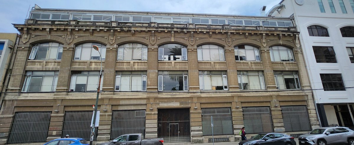 EscalaTono's tweet photo. Obra casi terminada, el cambio es notorio.
Contentos de recuperar otro Inmueble de Conservación Histórica para Valparaiso.
Tuve clases en este edificio a principios de los 80.
#CryoCleanChile #FarrowSystem #Patrimonio #RafaelAriztia #PUCV https://t.co/dFEWrkpHRt