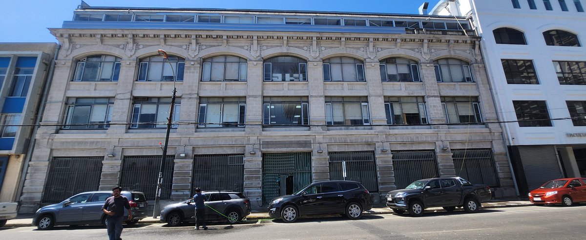 EscalaTono's tweet photo. Obra casi terminada, el cambio es notorio.
Contentos de recuperar otro Inmueble de Conservación Histórica para Valparaiso.
Tuve clases en este edificio a principios de los 80.
#CryoCleanChile #FarrowSystem #Patrimonio #RafaelAriztia #PUCV https://t.co/dFEWrkpHRt