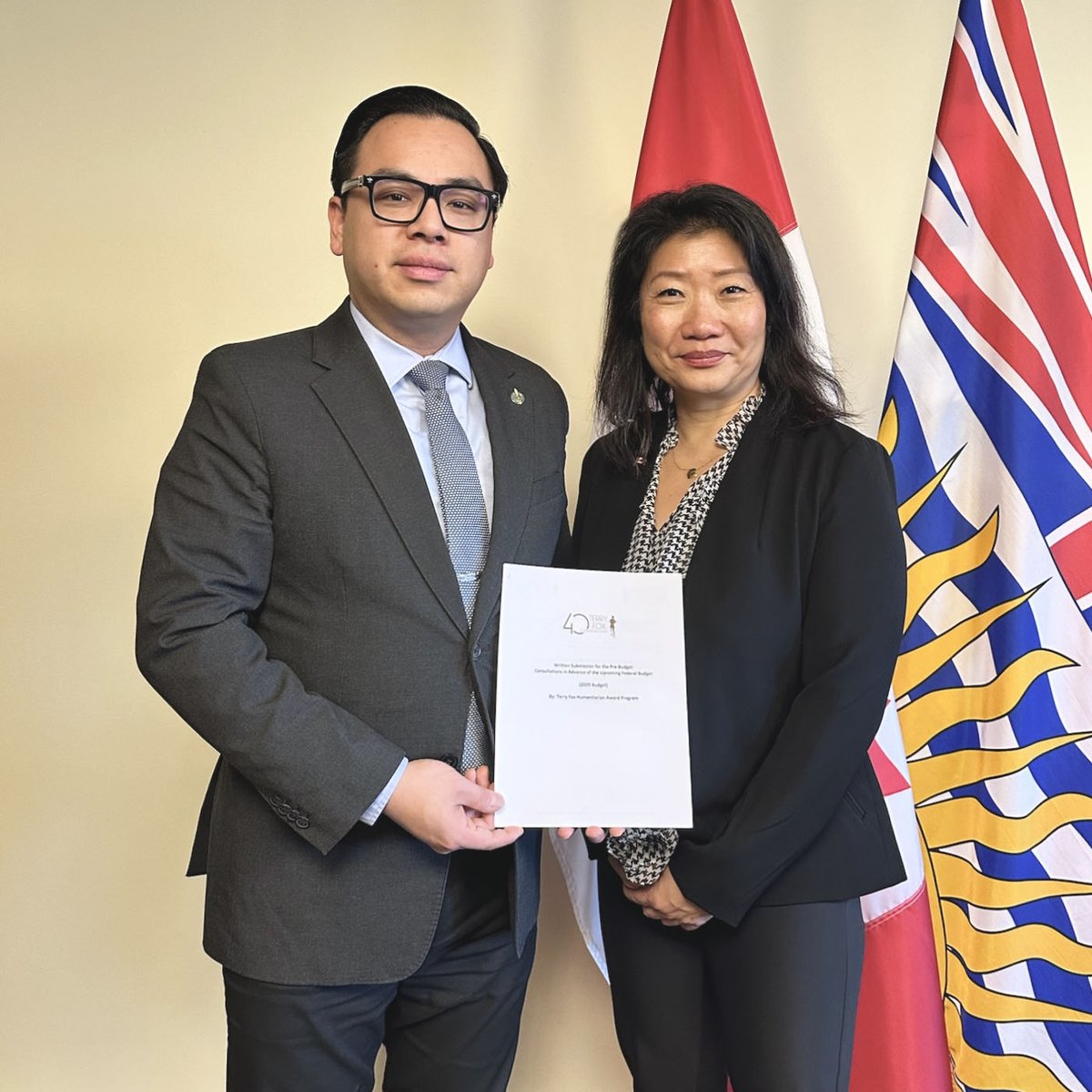 We’re grateful to MP @WilsonMiaoRC for taking the time to meet with our CEO <a href="/paulinac/">paulinac</a> , to discuss the profound impact of the #TerryFoxHumanitarianAward on Canadians. Thank you, MP Miao, for your support over the past two years
#CDNpoli #CHPC #TerryFox #Canada #GovernmentofCanada