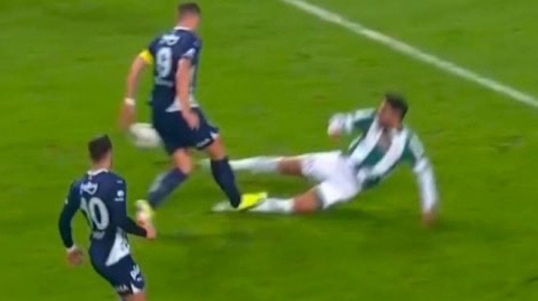 GalaSendromu's tweet photo. İzledin mi sende tiyatroyu Acun'un maşası? @gokhanozoguz 

Auta çıkan toptan gol attınız!

Tadic'e kırmızı kart çıkmadı!

Kostic'e kırmızı kart çıkmadı!

Fred'e kırmızı kart çıkmadı!

Dzeko'ya kırmızı kart çıkmadı!

Konyaspor'un penaltısı verilmedi!
#ŞikecileriKollayanVAR https://t.co/totqyUEqsi