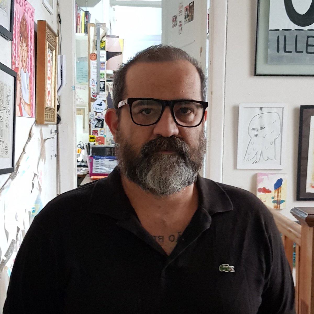 fakeallansieber's tweet photo. Dia desses estava reclamando da falta que fazia um óculos novo - e bifocal - na minha vida, para ler,  desenhar, etc.
Pois o pessoal da @olavisao entrou em contato e mandaram um lindo Apoena preto!
Em  https://t.co/oYgczhNjQH  tem muitos mais.
#blogayrinho  #olávisão  #apoena https://t.co/czayCVudG8
