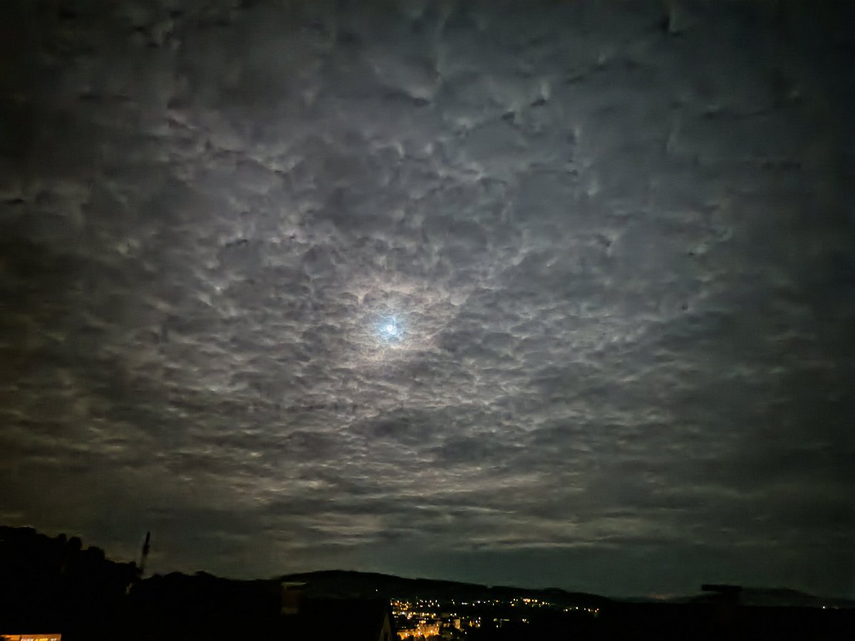 kristallnaach's tweet photo. 😷Wenn Frau tags schlafen sollte weil sie zum #N8Dienst darf kriegt sie wie immer
kein Auge zu 🥶 #MurphysGesetz
#Nachtschicht 😷 #Systemrelevant
#Vollmond😎#HerrinDerAugenRinge https://t.co/YMAWCHXJoy
