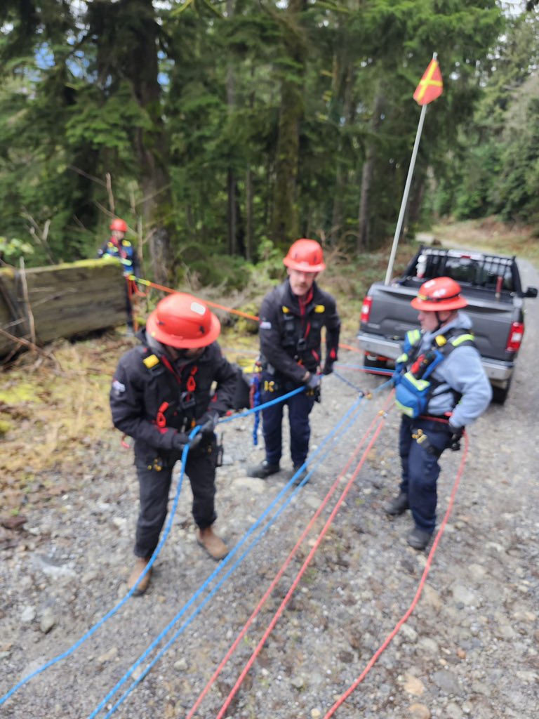 teamBCML's tweet photo. Happy MONDAY!! We are back and starting the week off strong with some rope rescue training! #teamBCML #weekendisover #training #monday #mondaymotivation https://t.co/QHLy9Wt3bR