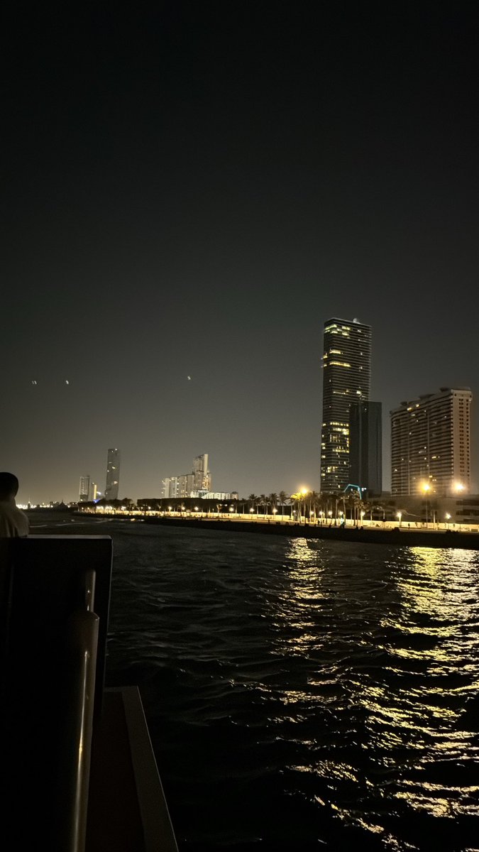 lr_lr18's tweet photo. .

والله إن بالي طويل ودايم صدري شمالي
و الزمن يبغى يبيّح سدي وبيّحت سده ..
والكلام إللي ليا من مر قدمي ضاق بالي
أحذفه بالصدر كني حاذفه في بحر جده
طاح من عيني عتاب وطاح دمع وطاح غالي
والعيون إن طاح منها شي .. ما والله تردّه https://t.co/ydCc2Pp8dE