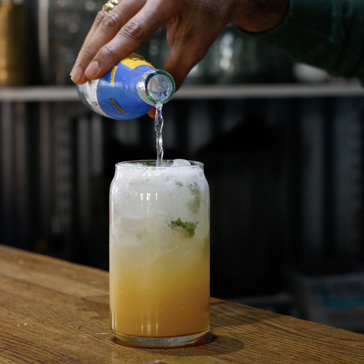 Mangotini 🥭

Add a touch of sunshine to your day with this sparkling mango drink 🧡