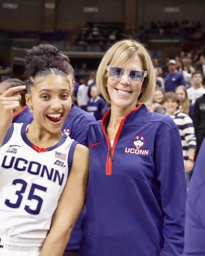 bueckers__'s tweet photo. CD once said “she’s the best shooter in the country in my opinion. and the only person in my mind that can stop azzi from scoring is azzi. i tell her all the time i think ur gonna make every shot so if i think it, u should shoot it”… those 10 3s are gonna hit like crack soon 🤫 https://t.co/MtnahekCQJ