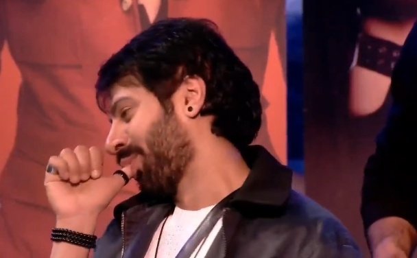 Srk_sa007's tweet photo. Kv is the crowd puller he knows how to interact with audiences &amp; definitely his comic timing is dmn real funny ,. ladla's grp must be burning now 😄

#KaranveerMehra  #chumveer 
#BV18 https://t.co/jXjFk8Ajrx