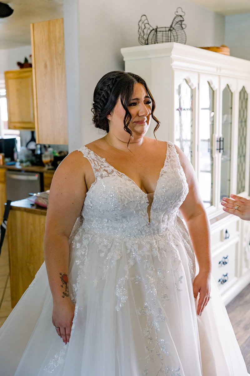 strutbridal's tweet image. On May 27th, Miah and Zachary said "I do" surrounded by their beloved family and friends. Their wedding was a stunning spring celebration filled with vibrant colors and an unmistakable Arizona vibe that brought their vision to life.#plussizebride #curvybride