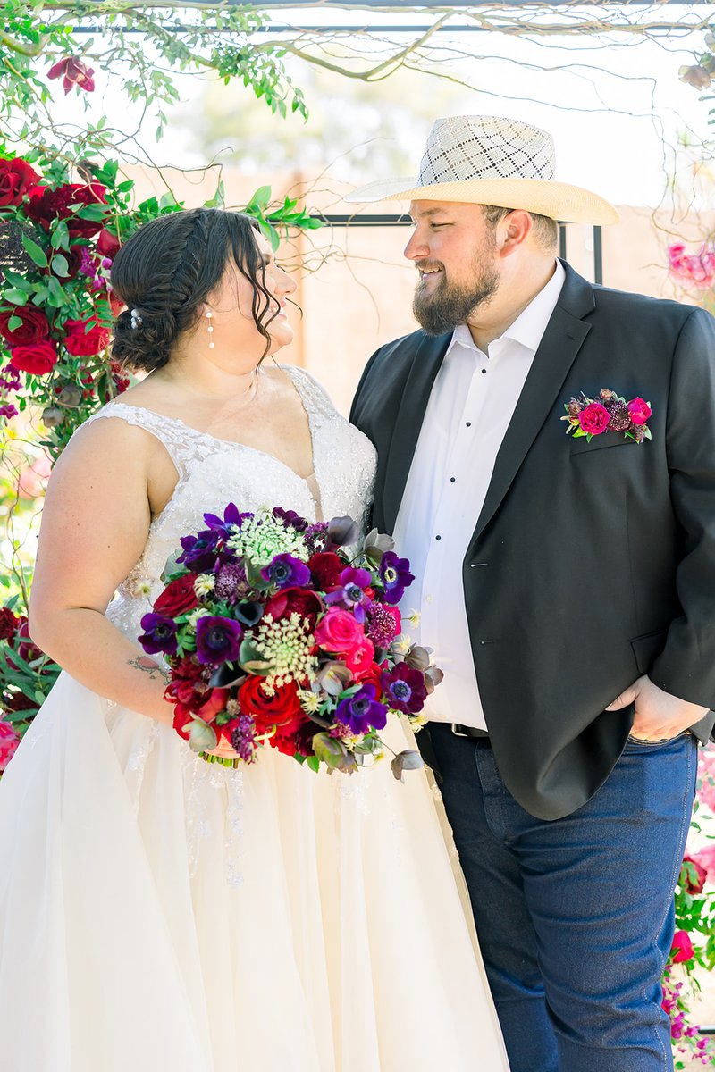 strutbridal's tweet image. On May 27th, Miah and Zachary said "I do" surrounded by their beloved family and friends. Their wedding was a stunning spring celebration filled with vibrant colors and an unmistakable Arizona vibe that brought their vision to life.#plussizebride #curvybride