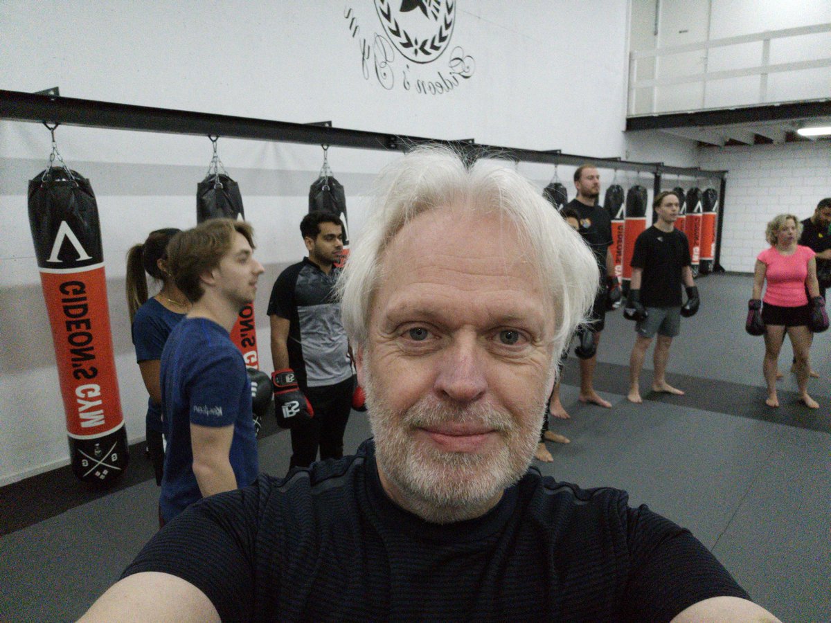 Met een aantal collega's van <a href="/EdataBv/">edata</a> en <a href="/especialisten/">eSpecialisten B.V.</a> het nieuwe jaar sportief begonnen met een clinic kickboksen bij Gideons Gym in Almelo.