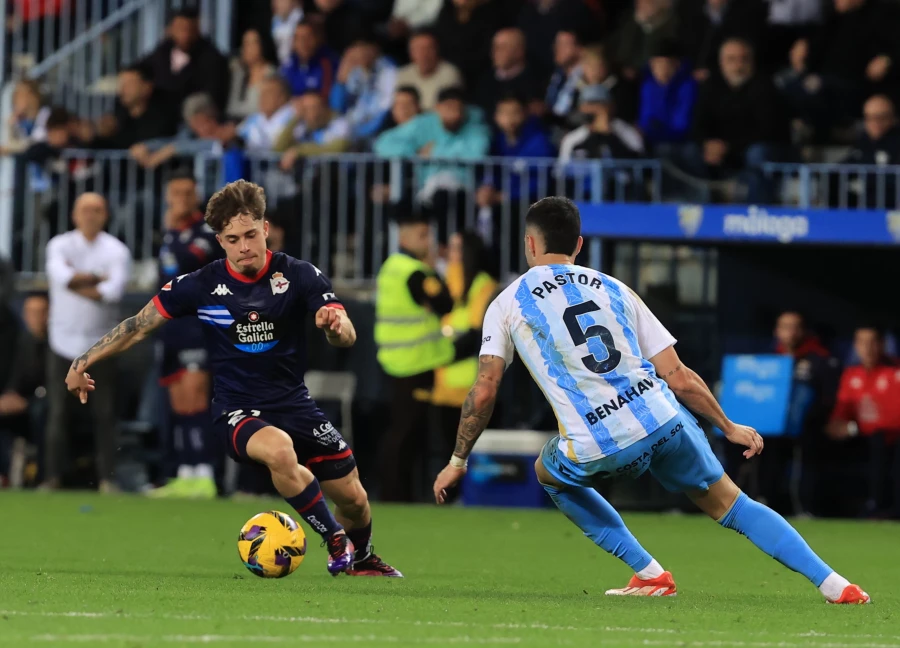 Blxncx_4's tweet photo. ll 𝐔𝐍𝐈𝐑 𝐋𝐎𝐒 𝐌𝐀𝐑𝐄𝐒 ll

La puerta 21, esa que el RC Deportivo usó para poder volver a mirarse a los ojos.

Análisis táctico: Málaga CF vs RC Deportivo (J22).

[🧵⬇️] https://t.co/MllIKlI0tA