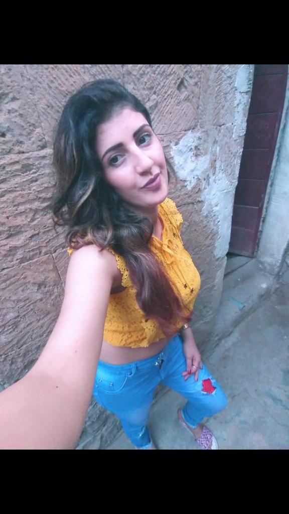 محتاجه حد يقدر جمالي والبس الحلو الي انا البسه