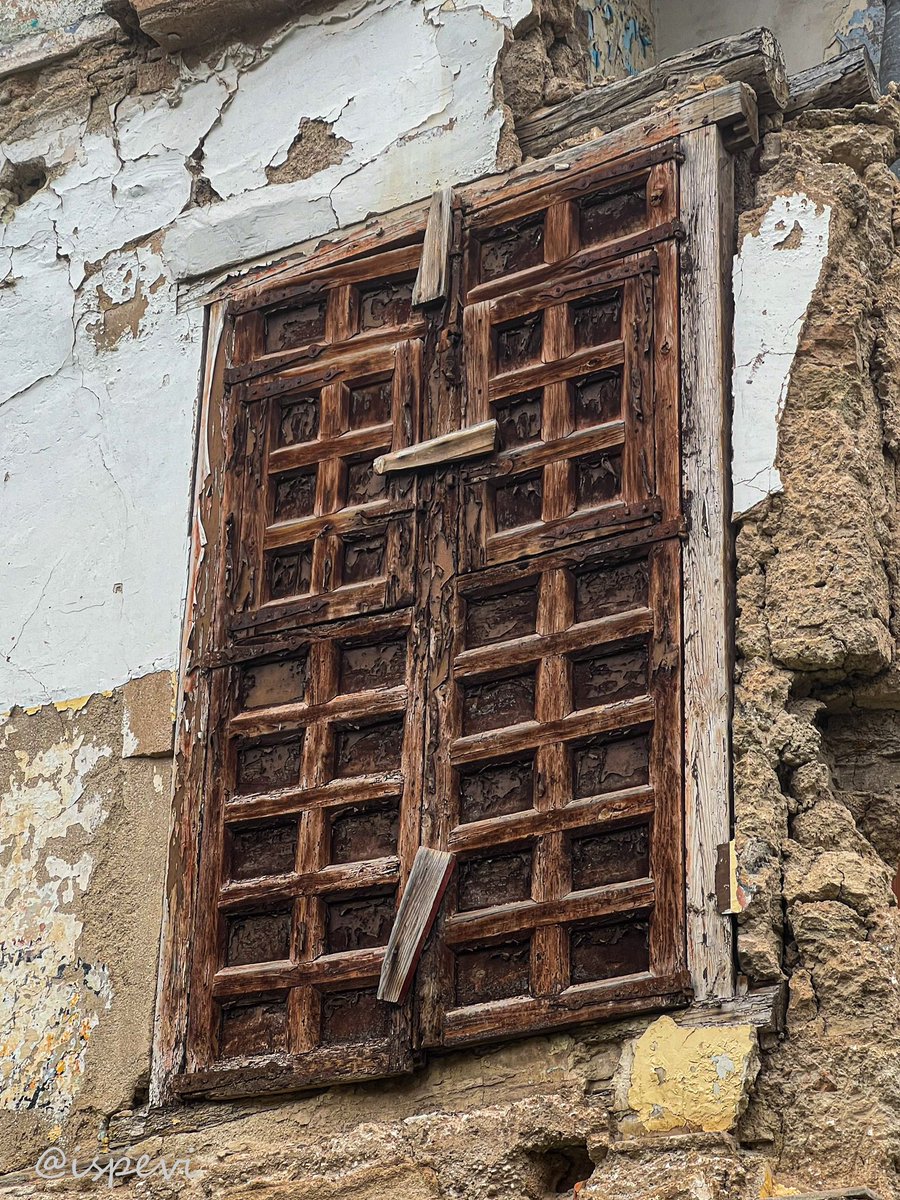 Aquesta preciosa porta/finestra de fusta ha quedat penjada a la paret d’una casa que s’ha esfondrat.

Bon vespre/nit a tothom!🌺😴
#photography