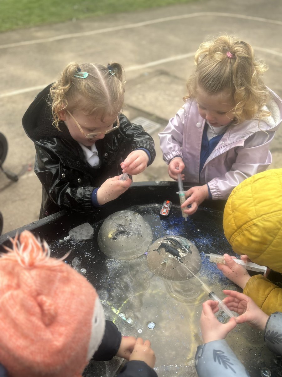 Exploring cause and effect ❄️✨<a href="/MaendyPrimary/">Maendy Primary</a> @EAS_EarlyYears