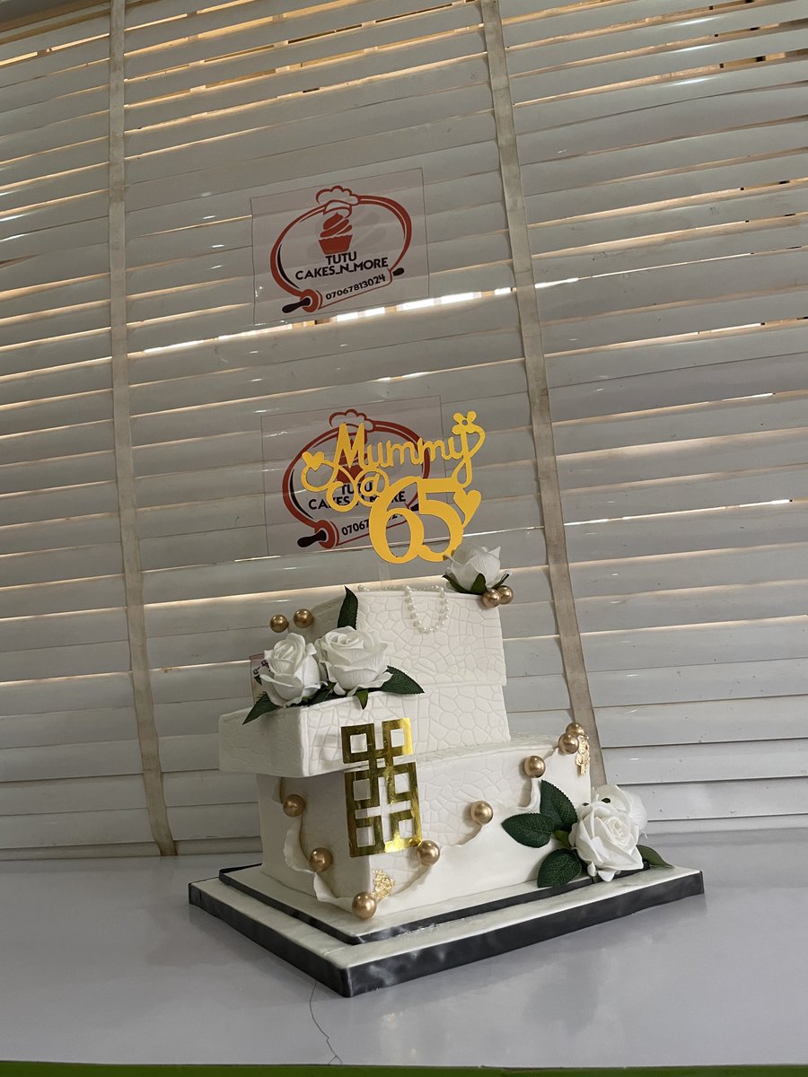 Phlossy18's tweet photo. New year, same passion. even sweeter treats 🍰 😋🎂 starting the year with this beauty 💝 

Location:- @InsideOsogbo 

Please 🥹 if you can see this post, help us RT 🥹🙏 https://t.co/Alt81SPqaY