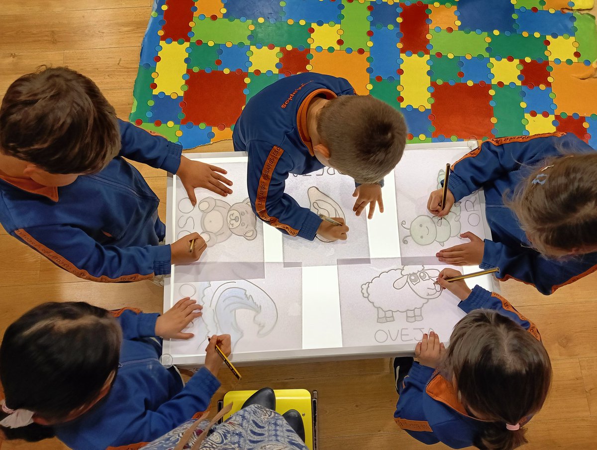 Comenzamos con la letra o. Cuentos,  canciones, grafía, pero también dibujo y reconocimiento auditivo. Les ha encantado con la meda de luz.
#mesadeluz
#vocales
#reconocimientoauditivo.