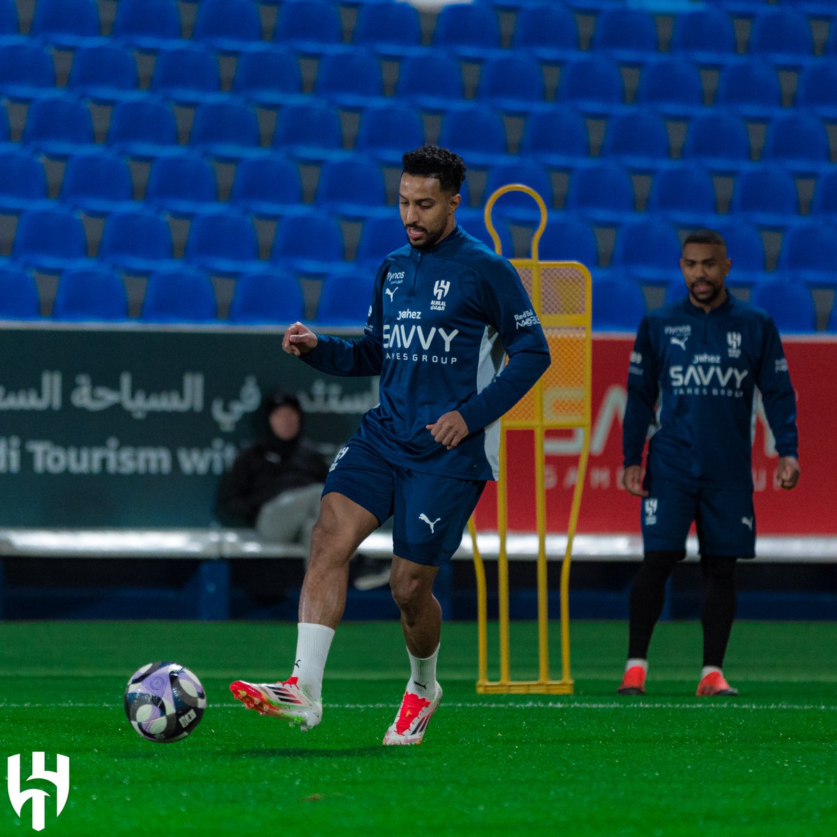Alhilal_FC's tweet photo. 📄 شارك اللاعب "سالم الدوسري" في التدريبات الجماعية والمناورة الفنية التي فرضها المدير الفني "جورج جيسوس"  

#الهلال https://t.co/GtGsTWRn4M