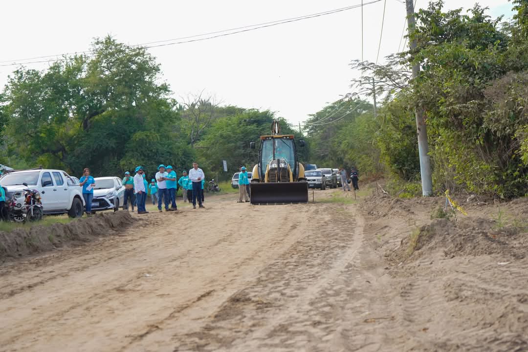 Nuestra alcaldesa de La Unión Sur, <a href="/Victoriag_sv/">Victoria Gutiérrez Salmerón</a>, informó que se ha dado inicio a la segunda fase de intervención turística de Intipucá, en El Icacal, a través de la Dirección de <a href="/ObraMunicipal/">Dirección de Obras Municipales</a>.

Serán 5.6 kilómetros de calle que conectarán el desvío hacia Playa El Icacal y