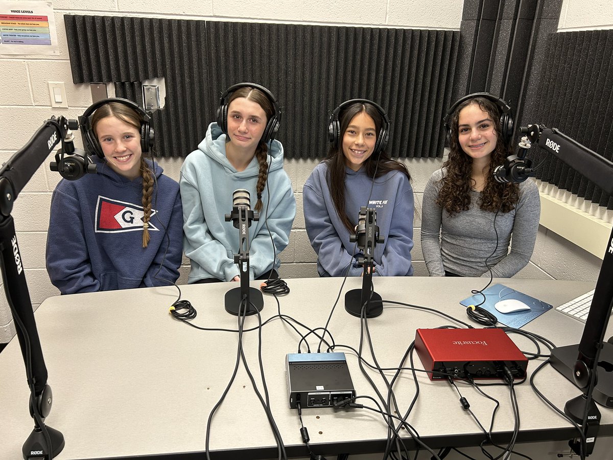 DemeterSMS's tweet image. Thank you for the new and improved podcasting equipment! @ABC25Foundation @ahsd25 @SMSCrArts