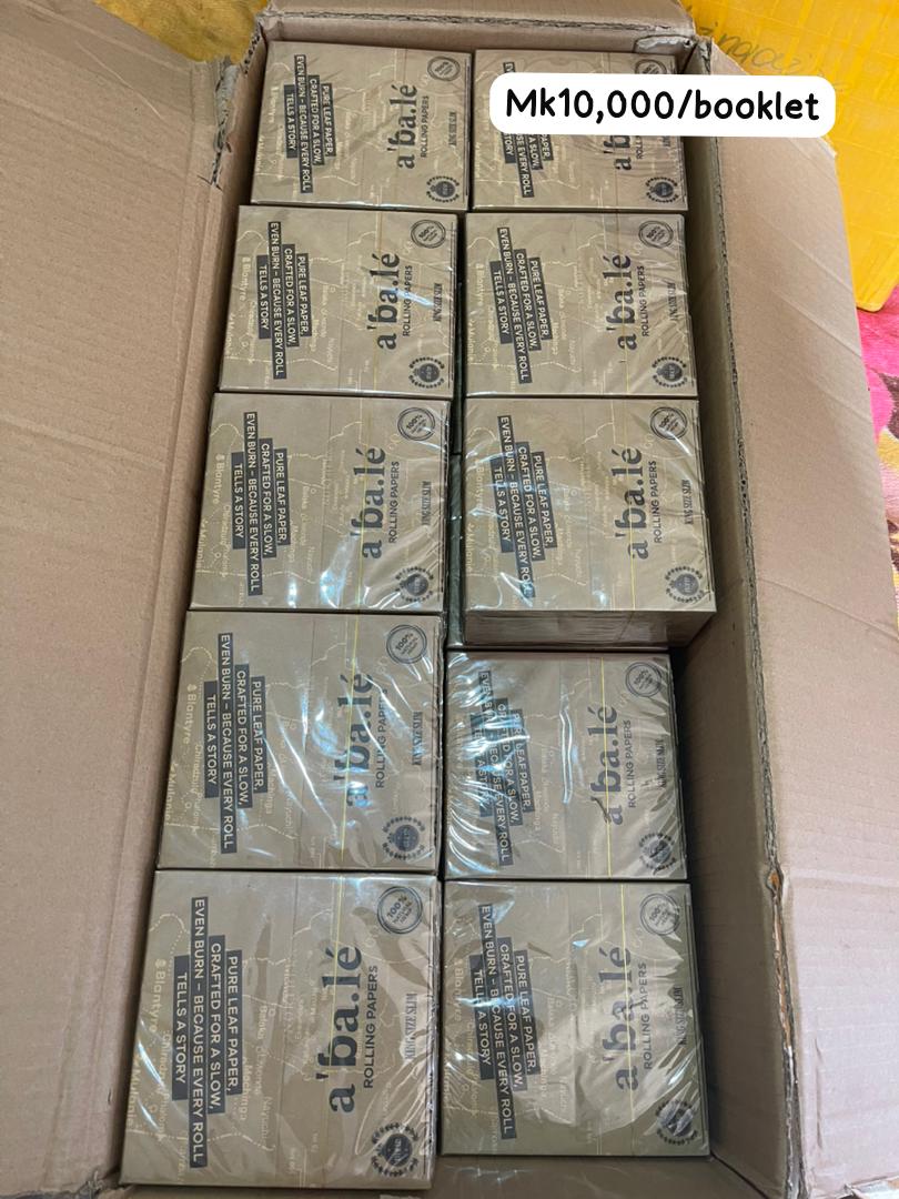 GraytalksMWrap's tweet photo. a'ba.lé rolling papers finally here!

●Premium 3 in 1 (Tray, Grinder &amp; tips)
K15,000 (frame 2,3)

●2 in 1 (rolling paper &amp; Tips) K10,000 (Frame 1)

Available through @MalawianStore outlets or DM.🇲🇼❤️‍🔥 https://t.co/nY4eLxtOSe