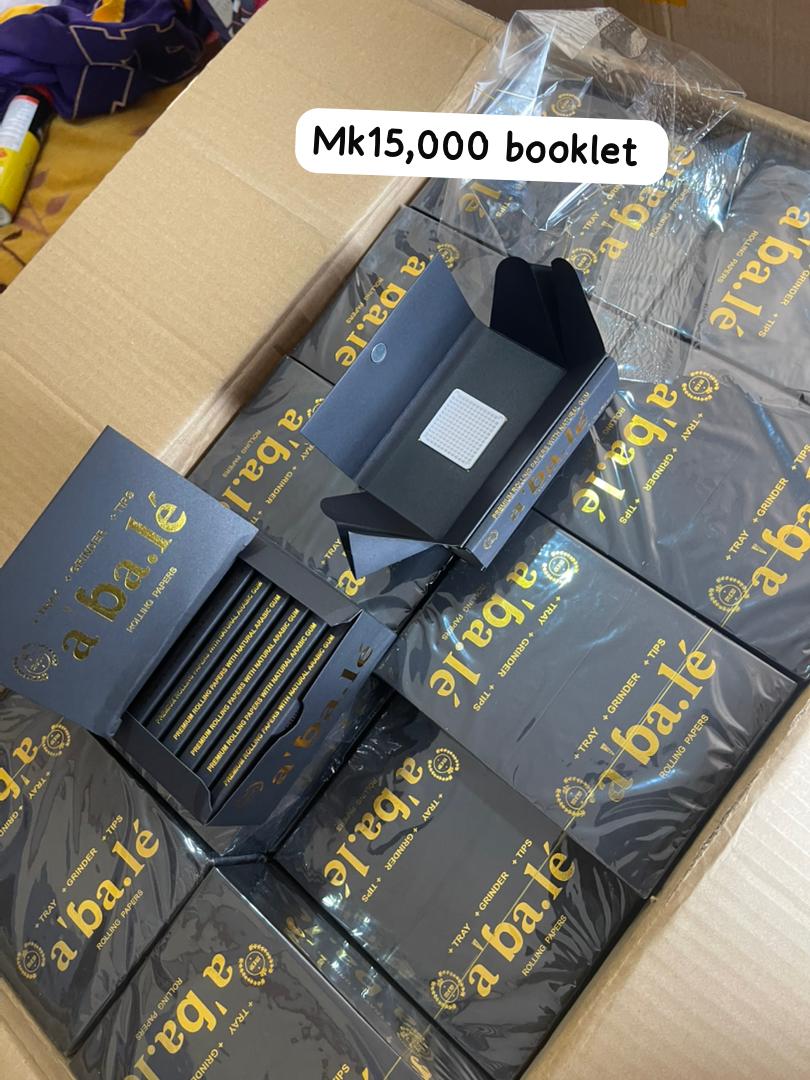 GraytalksMWrap's tweet photo. a'ba.lé rolling papers finally here!

●Premium 3 in 1 (Tray, Grinder &amp; tips)
K15,000 (frame 2,3)

●2 in 1 (rolling paper &amp; Tips) K10,000 (Frame 1)

Available through @MalawianStore outlets or DM.🇲🇼❤️‍🔥 https://t.co/nY4eLxtOSe