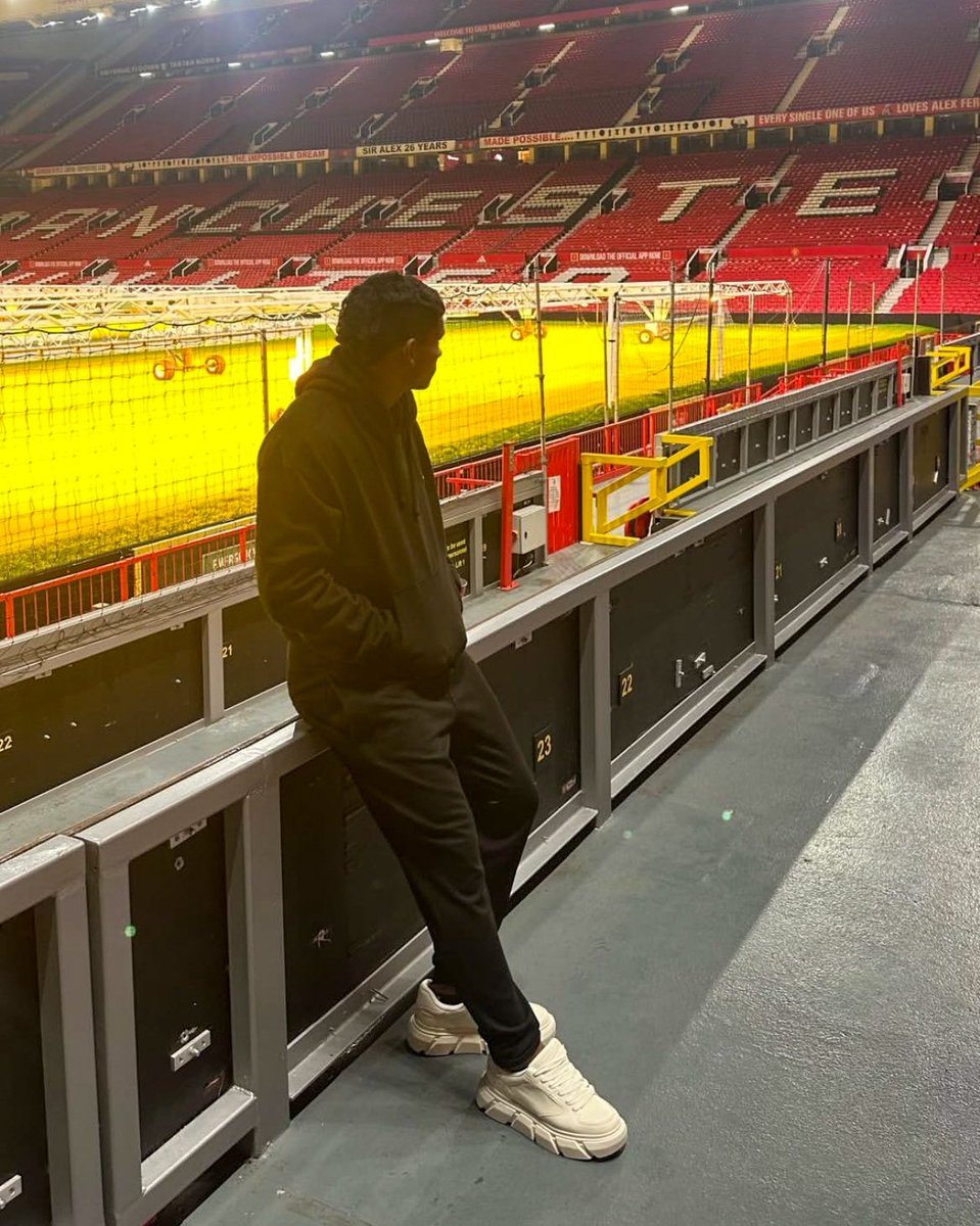SrFutbolPy's tweet photo. Sueño cumplido: Diego León superó los exámenes médicos con el Manchester United y conoció el mítico Old Trafford. Además, nuestro joven compatriota ya compartió con sus futuros compañeros de equipo.

🥹🇵🇾 De O'leary a uno de los clubes más grandes del mundo. https://t.co/eeYtGnLRKm