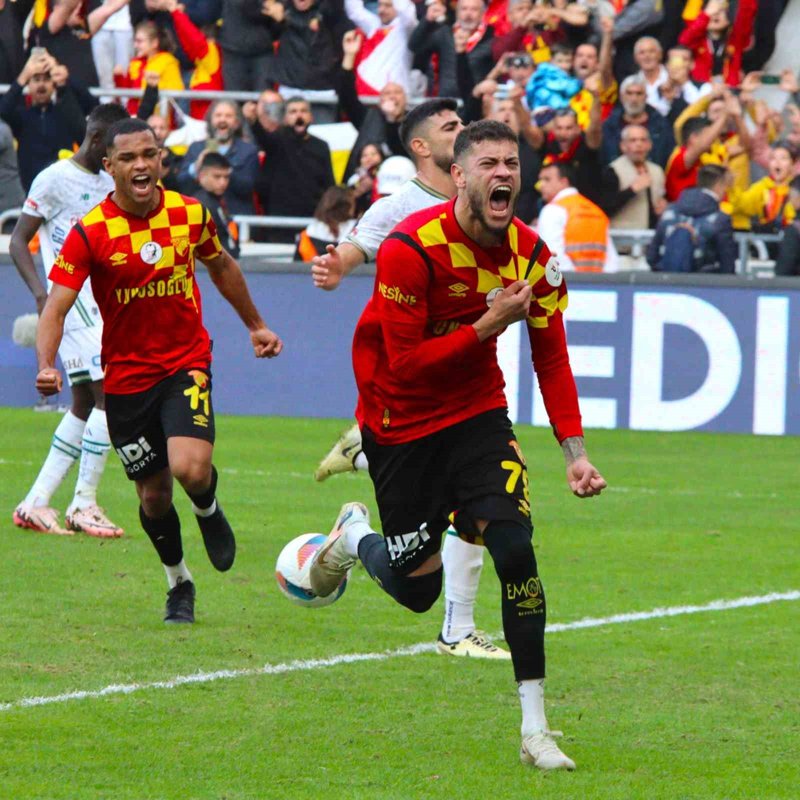 barisertin's tweet photo. Romulo yu bu takıma getiren uçagin  kabin ekibini sarılıp öpüyorum, limandan alıp kulüp binasına getiren şoförü saygıyla selamlıyor, imza attığı kalemin murekkebinin  üretildiği toprakları ve  dünyaya gelmesine sebep olan anne babasının  ellerinden öpüyorum. #goztepe#Romulo https://t.co/PLdaTdJPQp