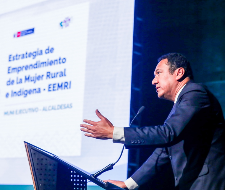 midagriperu's tweet photo. ¡Midagri reafirma compromiso con mujeres rurales e indígenas a través de la #EEMRI! Durante el MUNI Ejecutivo - Alcaldesas, el sector presentó avances en apoyo a este proyecto, beneficiando a 8,100 de ellas, impulsando su autonomía económica y fortaleciendo sus emprendimientos. https://t.co/vpQEq0bKUq