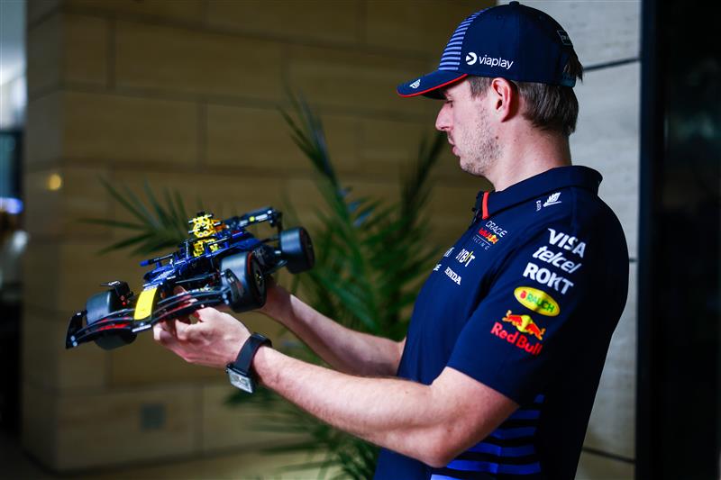 redbullshop's tweet photo. It’s giving race day vibes 🏁

Build your own RB20 with the LEGO® Technic™ Oracle Red Bull Racing F1 Car set! 🔥
Now available for pre-order: https://t.co/wDQOxxRq16 https://t.co/JQ2x4CrRzc