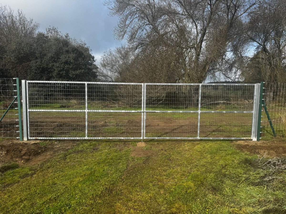 AlambradasR's tweet photo. 📍CARRASCALEJO📍

👉Para arrancar la semana, os dejamos con estas imágenes de nuestra instalación en Carrascalejo.
⚒1.200 metros de alambrada ganadera de nudo Titán de 1,50 m. de altura con los cuadros de 15×15 y ángulos de 50-5 y postes de tensión T de 60.
Seguimos trabajando https://t.co/IU6xyc0Ckt