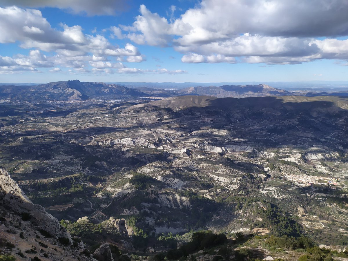 Una fàcil!

Quines dos grans muntanyes apareixen en esta fotografia feta des del Recingle Alt de la Serrella?
