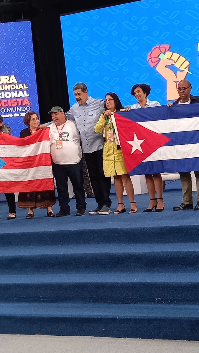 "Cuba y Puerto Rico son de un pájaro las dos alas", cantó el Presidente Nicolás Maduro en la clausura del Festival Mundial de la Internacional Antifascista. #TodoPorVenezuela