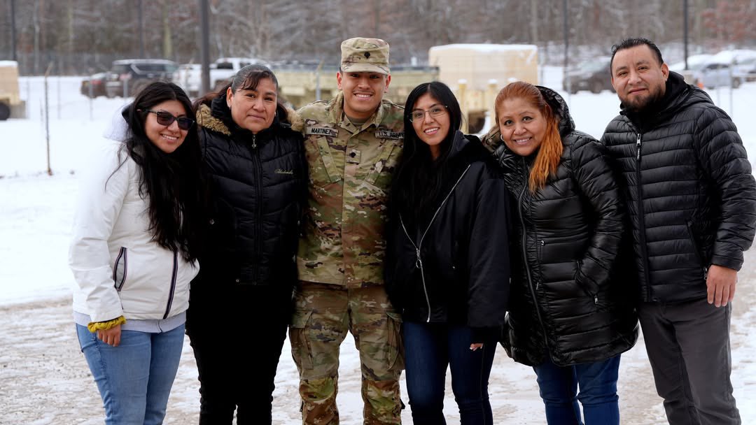 USARPAC's tweet image. Farewell Ceremony for the 990th Engineer Company 🇺🇸
At Fort Dix, N.J., the 990th held a farewell ceremony for their next mission. Leaders wished them safe travels and success. Best wishes to the 990th! 💪 #ArmyReserve #Deployment