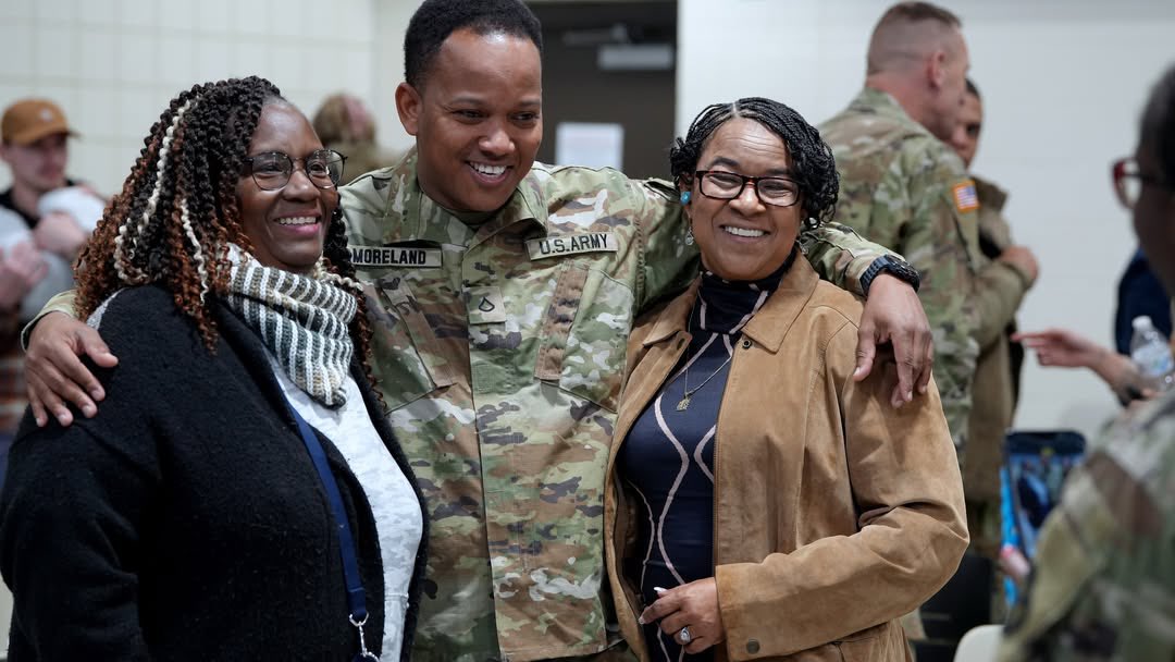 USARPAC's tweet image. Farewell Ceremony for the 990th Engineer Company 🇺🇸
At Fort Dix, N.J., the 990th held a farewell ceremony for their next mission. Leaders wished them safe travels and success. Best wishes to the 990th! 💪 #ArmyReserve #Deployment