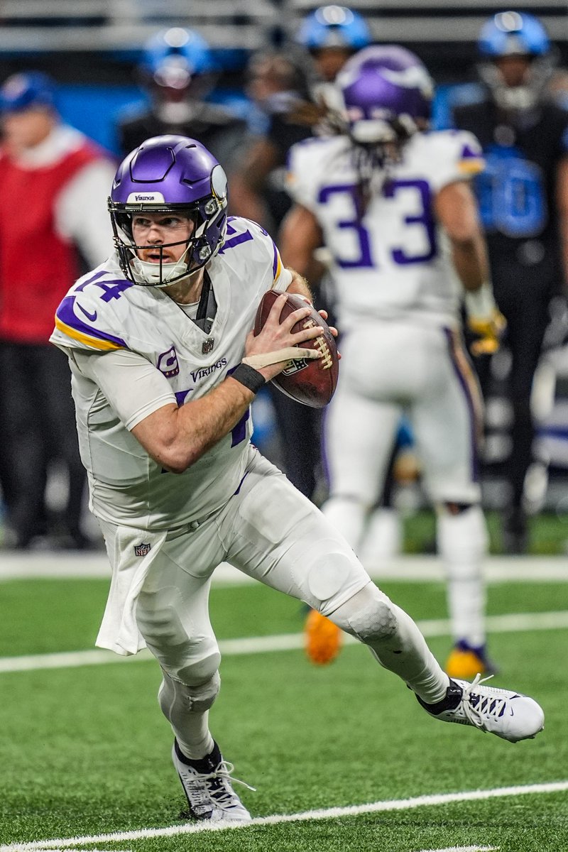 Pickswise's tweet photo. Which of the QBs playing tonight is better RIGHT NOW? 😬

🔁 RT: Matthew Stafford
❤️ LIKE: Sam Darnold https://t.co/qrmQ2mYHwU