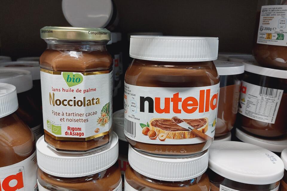 LInforme_'s tweet photo. 🍫Nutella très vexé que Nocciolata communique sur sa pâte à tartiner « sans huile de palme »

La célèbre marque de Ferrero a attaqué en justice les publicités de son concurrent italien. En vain. #rediff

▶️ https://t.co/R53jj1icNh https://t.co/GAnTstN6ab