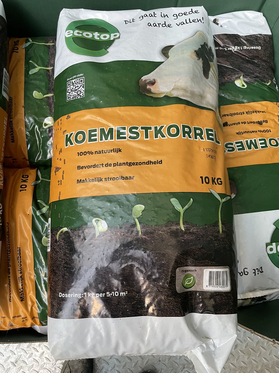 chriszeeven's tweet photo. Twee scheppen #koemest in een zak wordt bij Intratuin verkocht voor 10 euro, of 10 kg gedroogde #drijfmest voor 15 euro. Ondertussen wordt verteld dat we een #mest probleem hebben. Wie is er gek? De consument neemt het mee voor de eigen tuin of de moestuin, voor de plantjes. https://t.co/sjuY7dpqJP